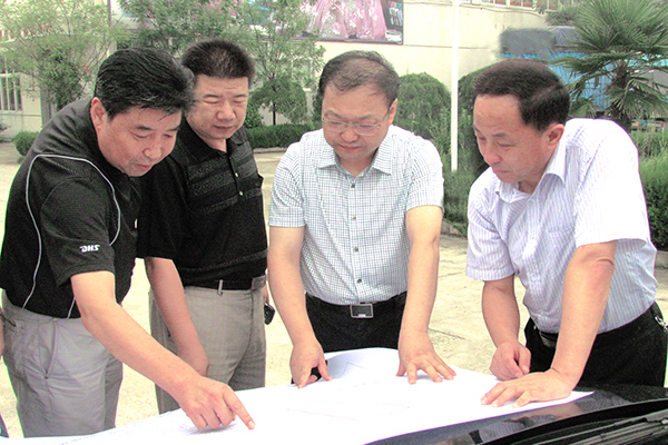 六安市委常委、束學龍副市長來集團督查“退城進園”工作。