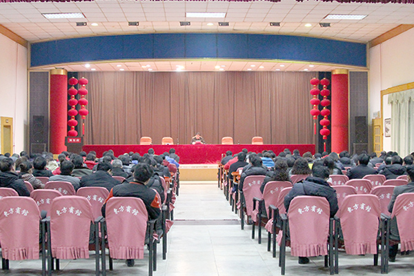 集團全年管理工作會議，圍繞《勁霸總裁洪忠信致員工一封信》的內(nèi)容，要求全體高管人員要爭做團隊的領(lǐng)頭人、行為準則的標桿和以身作則的榜樣。