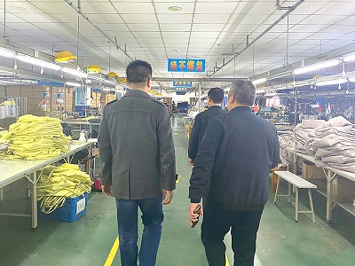 陪同李磊顧問一行觀摩生產現(xiàn)場