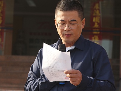 安徽星星集團(tuán)舉行迎國(guó)慶升國(guó)旗活動(dòng)-陸峰宣讀2019年度黨員和黨支部表彰文件