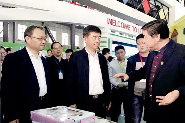 安徽省委常委、六安市委孫云飛書記在全市工業(yè)品展銷會上駐足察看公司產(chǎn)品-